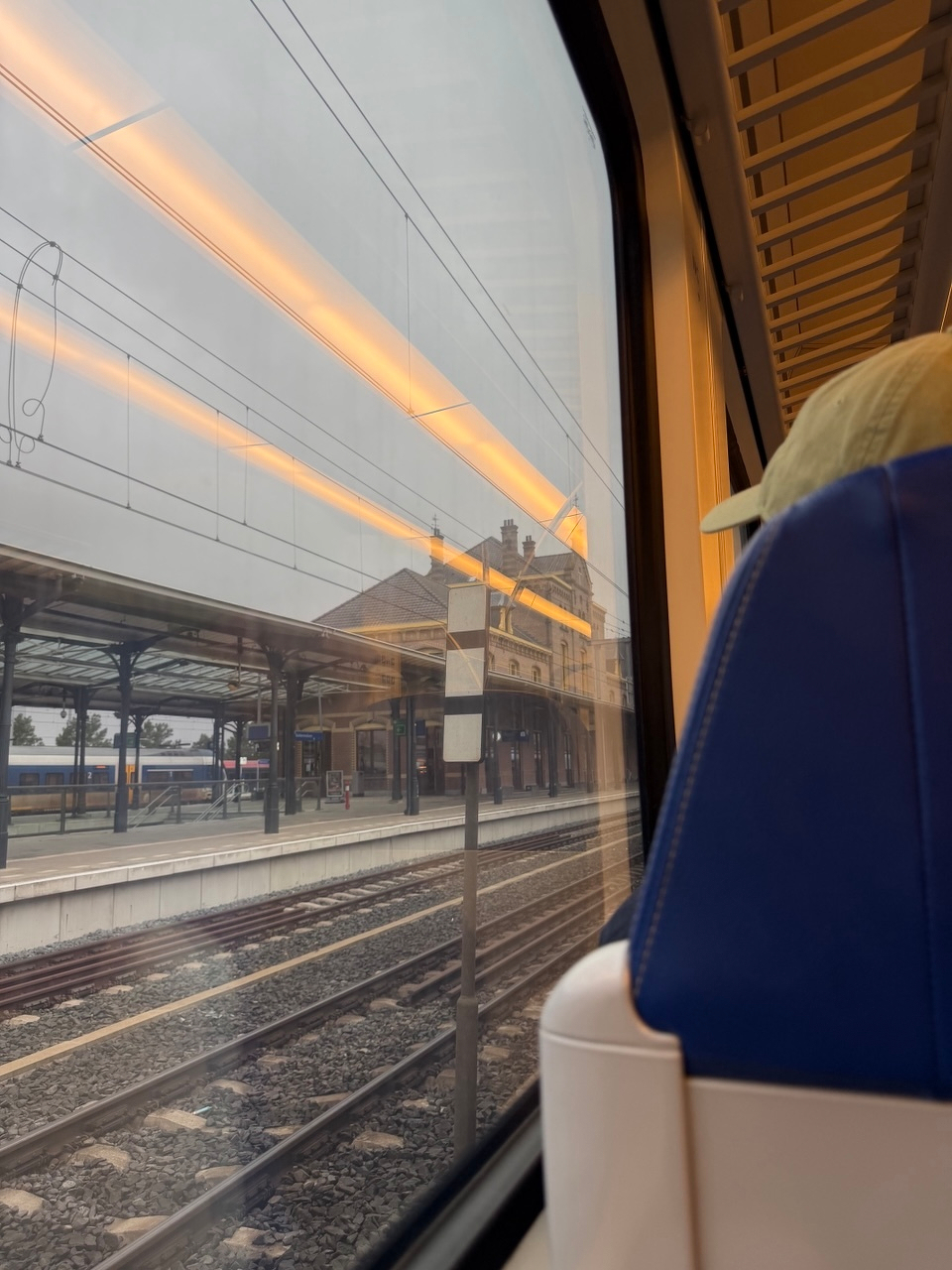 The morning commute again. Really quiet today and the coming weeks. All have vacation. Except……